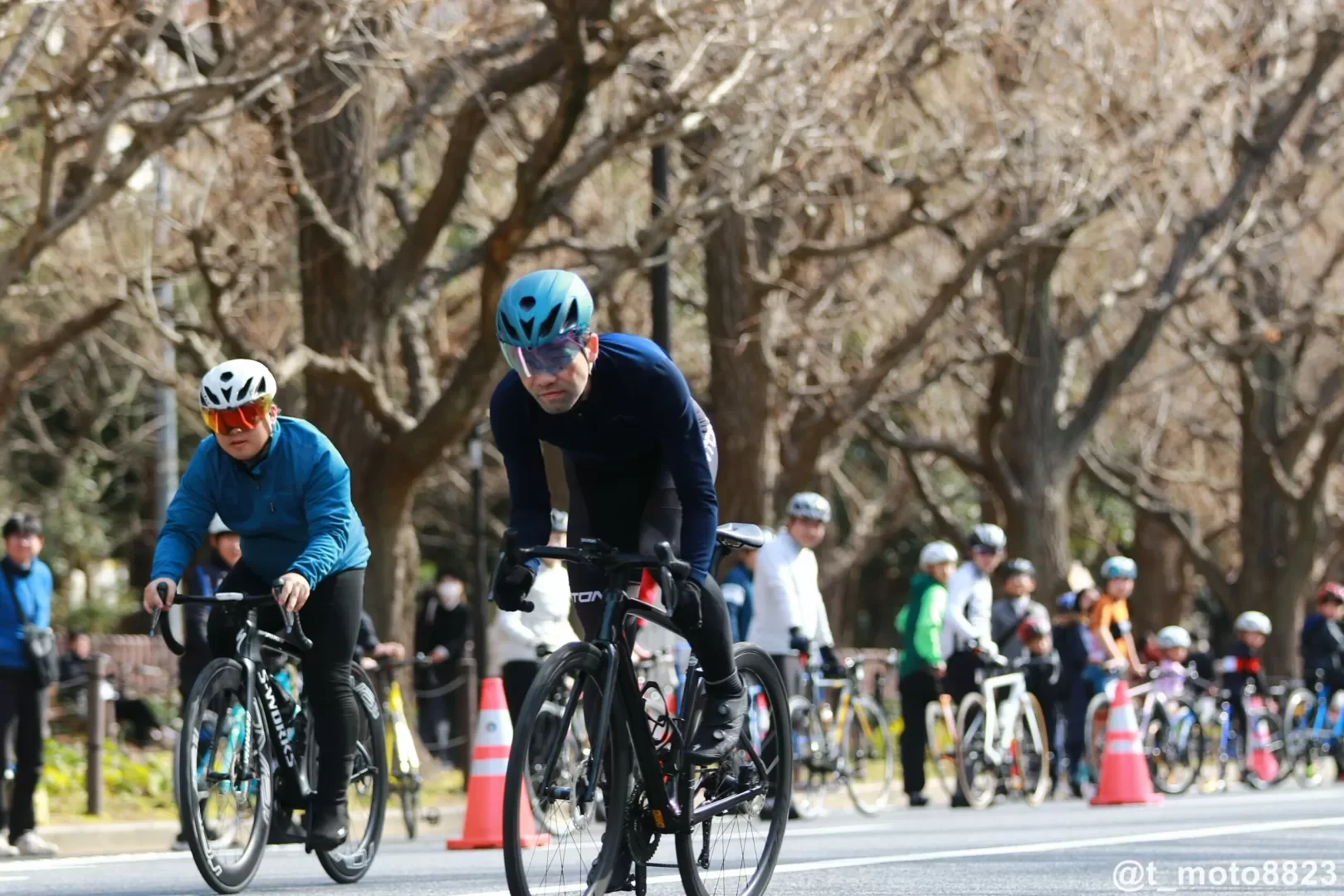 自転車で並んで競うふたりの参加者